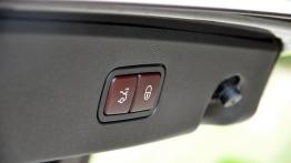 Mercedes Klasa E W212 Facelifting - galeria redakcyjna - przycisk do zamykania bagażnika