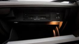 Skoda Superb L&K 2.0 TDI 150 KM - galeria redakcyjna - schowek przedni otwarty