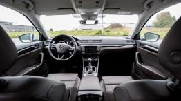 Skoda Superb L&K 2.0 TDI 150 KM - galeria redakcyjna - widok ogólny wnętrza z przodu