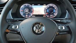 Volkswagen Passat B8 w Sardynii - galeria redakcyjna - kierownica