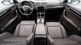 Skoda Superb L&K 2.0 TDI 150 KM - galeria redakcyjna - widok ogólny wnętrza z przodu
