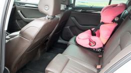 Skoda Superb L&K 2.0 TDI 150 KM - galeria redakcyjna - fotelik dziecięcy z tyłu