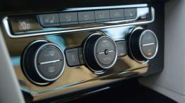 Volkswagen Passat B8 w Sardynii - galeria redakcyjna - panel sterowania wentylacją i nawiewem