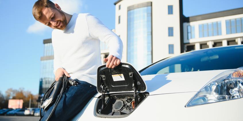 Paszport baterii w leasingu – jak od marca 2026 cyfrowy zapis historii ogniw wpływa na wysokość raty leasingowej i wartość rezydualną (RV)?