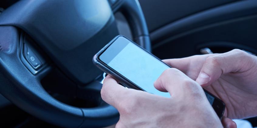 Ruszyła akcja "Na Drodze – Patrz i Słuchaj". Policja sprawdzi, co kierowcy robią w kabinach