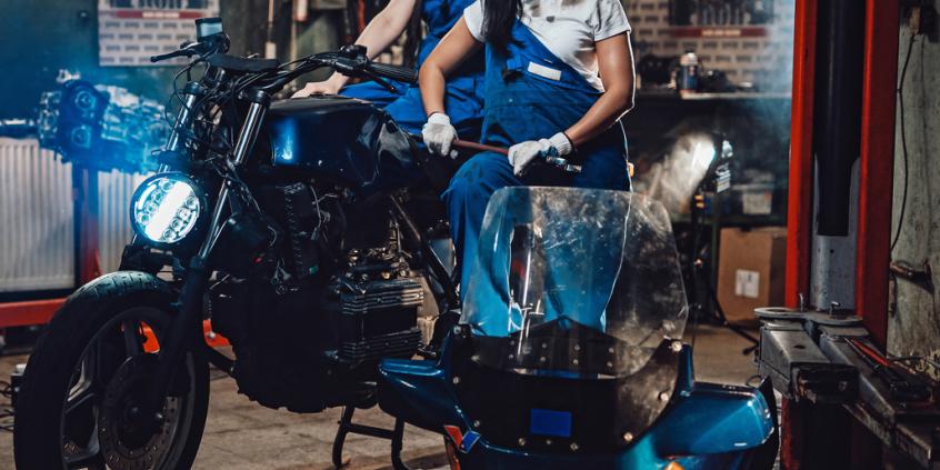 Przygotowanie motocykla na zimę – dlaczego jesienny przegląd jest ważniejszy od wiosennego?