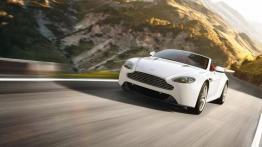 Aston Martin V8 Vantage Facelifting - przód - reflektory wyłączone
