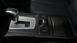 Subaru Outback IV Facelifting - tunel środkowy między fotelami