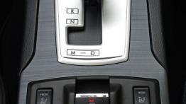 Subaru Outback IV Facelifting - tunel środkowy między fotelami