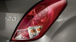 Hyundai i20 Facelifting - prawy tylny reflektor - włączony