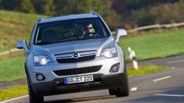 Opel Antara Facelifting - przód - reflektory włączone