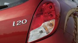 Hyundai i20 Facelifting - prawy tylny reflektor - włączony