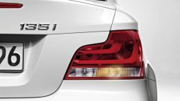 BMW Seria 1 Coupe i Cabrio Facelifting - prawy tylny reflektor - włączony