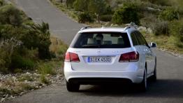 Mercedes E 300 BlueTEC HYBRID kombi Facelifting - widok z tyłu