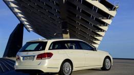 Mercedes E 300 BlueTEC HYBRID kombi Facelifting - widok z tyłu