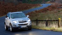 Opel Antara Facelifting - przód - reflektory włączone