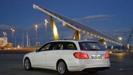 Mercedes E 300 BlueTEC HYBRID kombi Facelifting - widok z tyłu
