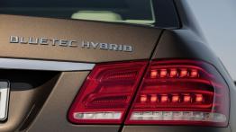 Mercedes E 300 BlueTEC HYBRID Facelifting - prawy tylny reflektor - włączony