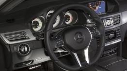 Mercedes E 300 BlueTEC HYBRID kombi Facelifting - kokpit