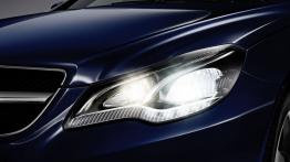 Mercedes E 500 Coupe Facelifting - lewy przedni reflektor - włączony