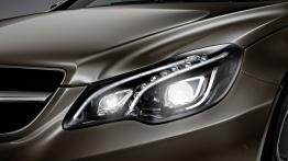Mercedes E 500 Coupe Facelifting - lewy przedni reflektor - włączony