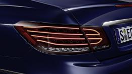 Mercedes E 500 Coupe Facelifting - lewy tylny reflektor - włączony