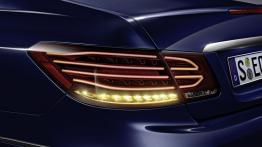 Mercedes E 500 Coupe Facelifting - lewy tylny reflektor - włączony