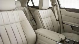 Mercedes E 300 BlueTEC HYBRID Facelifting - widok ogólny wnętrza z przodu