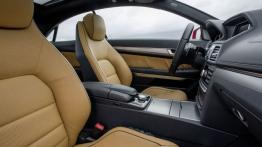 Mercedes E 500 Coupe Facelifting - widok ogólny wnętrza z przodu