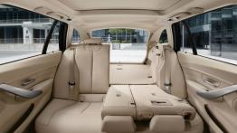 BMW serii 3 F30 Touring - tylna kanapa złożona, widok z boku