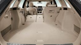 BMW serii 3 F30 Touring - tylna kanapa złożona, widok z bagażnika