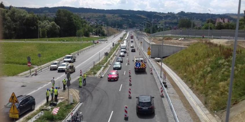 Fragment zakopianki z nową jezdnią. Są niestety opóźnienia