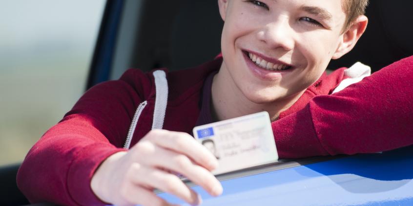 Młody kierowca 2026 – jak zdobyć prawo jazdy w wieku 17 lat? Kompletny przewodnik