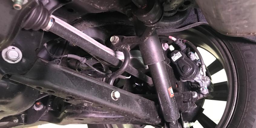 Kiedy amortyzator nadaje się do wymiany i czy można wymienić jeden? [poradnik]