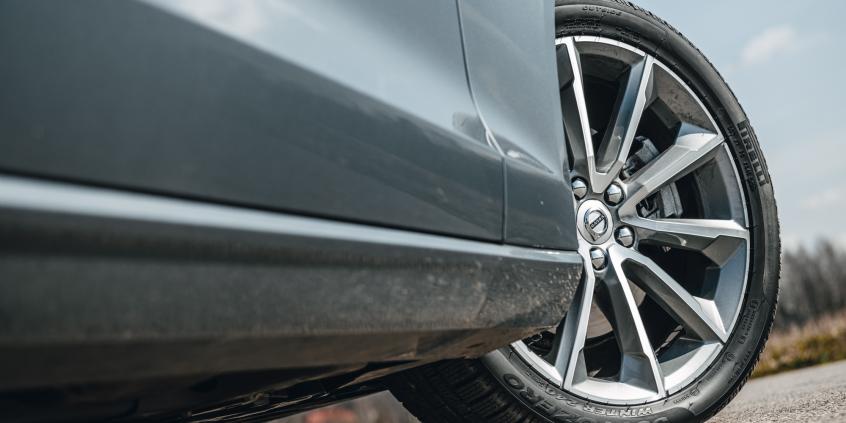 Węższe opony na zimę – ma to sens, czy to tylko mit? [poradnik]