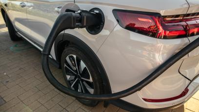 Nie masz własnej ładowarki? Elektryk i tak może być tańszy od benzyny
