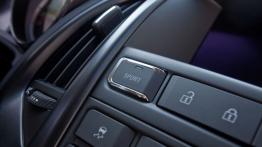 Opel Astra IV Hatchback 5d Facelifting BiTurbo - konsola środkowa