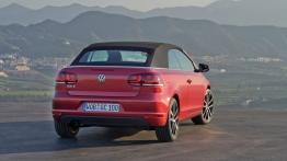 Volkswagen Golf VI Cabrio - tył - reflektory włączone