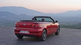 Volkswagen Golf VI Cabrio - tył - reflektory włączone