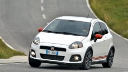 Abarth Grande Punto - przód - reflektory włączone