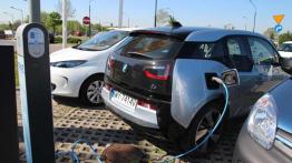 BMW i3 vs Renault Zoe - elektryzują miasto