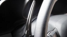 Ferrari 458 Italia Novitec Rosso - manetka zmiany biegów pod kierownicą