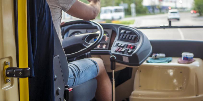 Rewolucja na drogach. Od września 18-latkowie usiądą za kierownicą autobusów