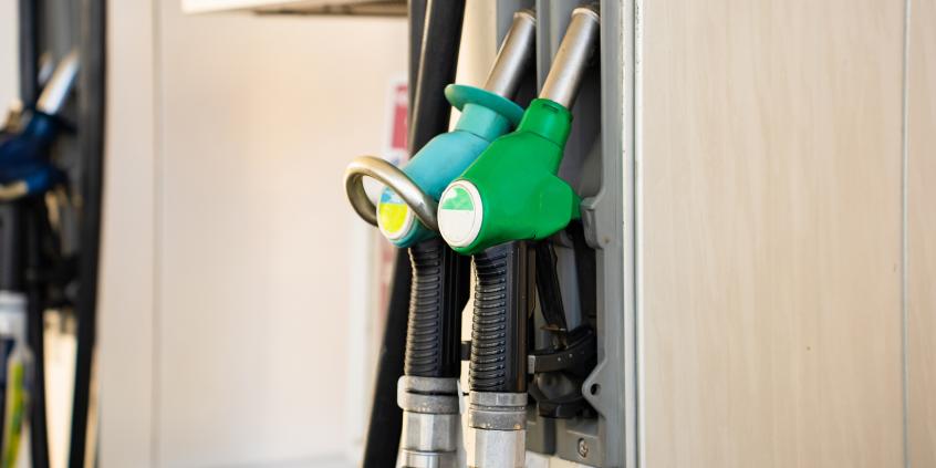 Bruksela ostrzega Polskę po obniżce VAT na paliwo. Kierowcy w niepewności