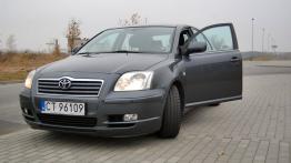Toyota Avensis II Hatchback - galeria społeczności - przód - reflektory włączone