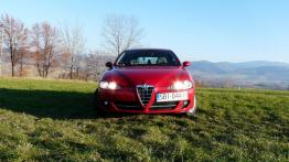 Alfa Romeo 147  Hatchback - galeria społeczności - przód - reflektory włączone