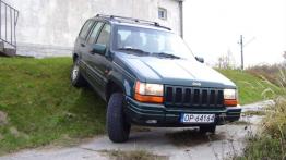 Jeep Grand Cherokee I - galeria społeczności - przód - reflektory włączone