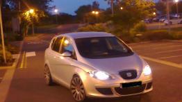 Seat Toledo III - galeria społeczności - przód - reflektory włączone