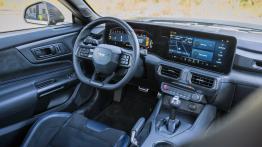 Ford Mustang Dark Horse  - kokpit