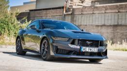 Ford Mustang Dark Horse  - przód - inne ujêcie